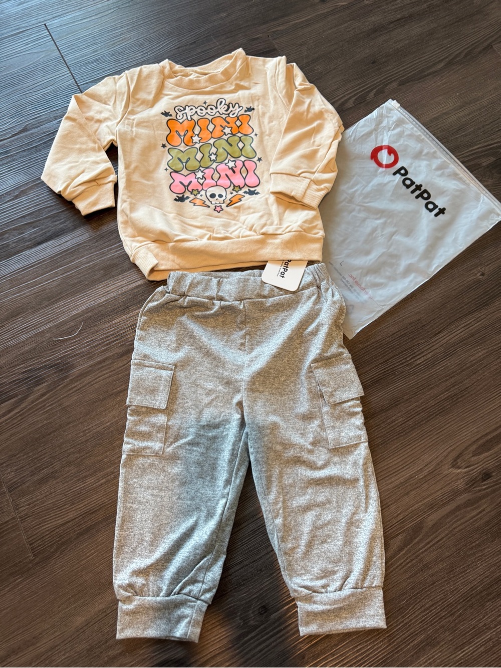 PatPat Peach Graphic Sweatshirt with Gray Cargo Joggers - Kids Bottoms